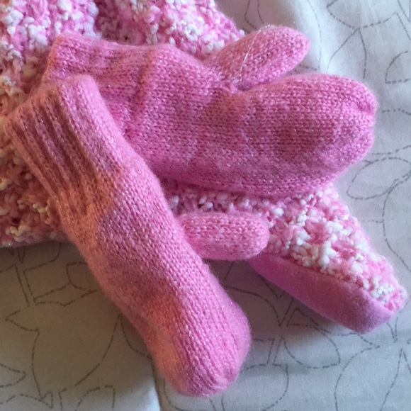 The Children’s Place Hat and Mitten Set - Picture 2 of 4